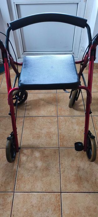 Cadru de mers cu roți și scaun pentru persoane vârstnice