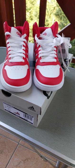 Прекрасни и много удобни Adidas Hoops 3.0 Mid Kids red promo