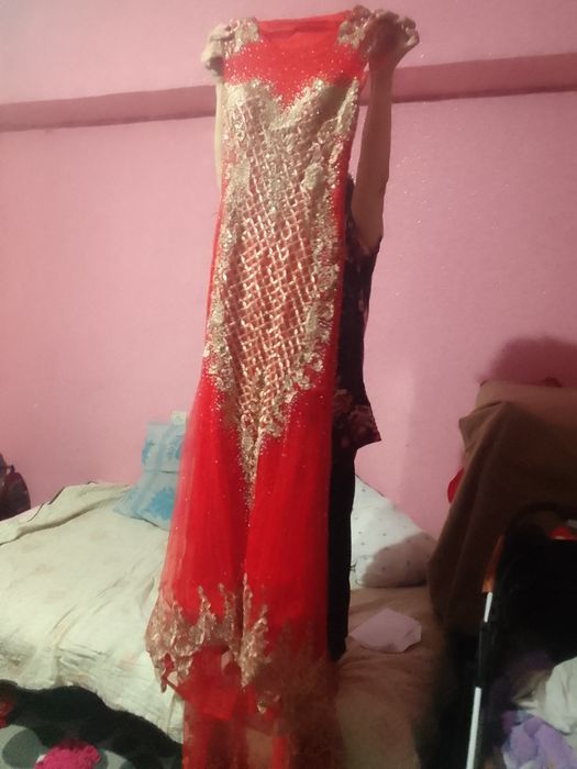Платья красная с бисермен...