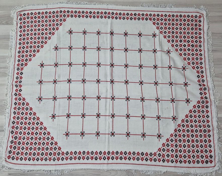 Fata de masa lucrata manual,cu o vechime se 35 de ani