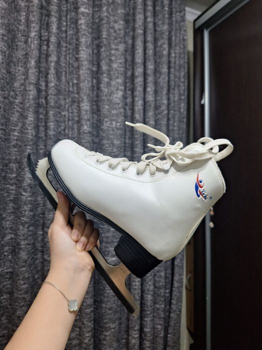 Продам коньки, белые. 35 размер