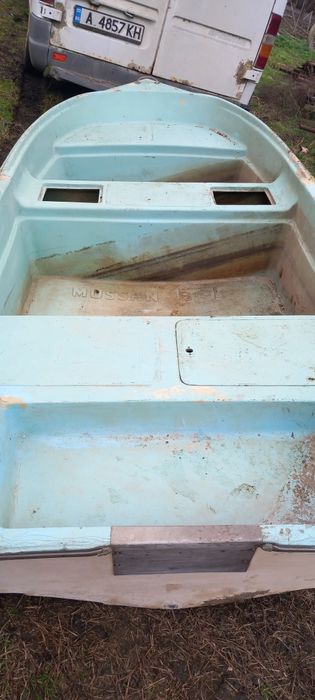 Лодка с двигател