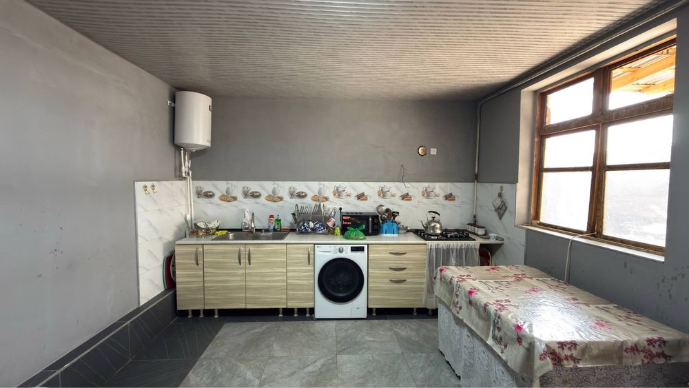 Nazarbek turkistinda uy sotiladi 6.7 sotix