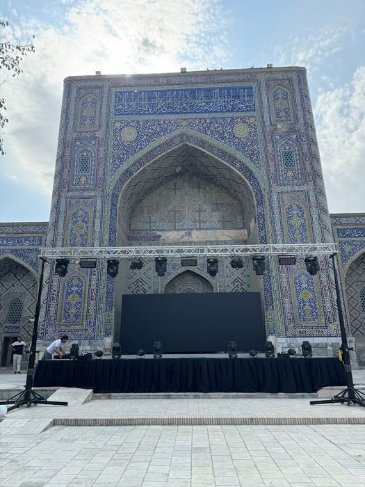 Arenda Svet podyum saxna manitor