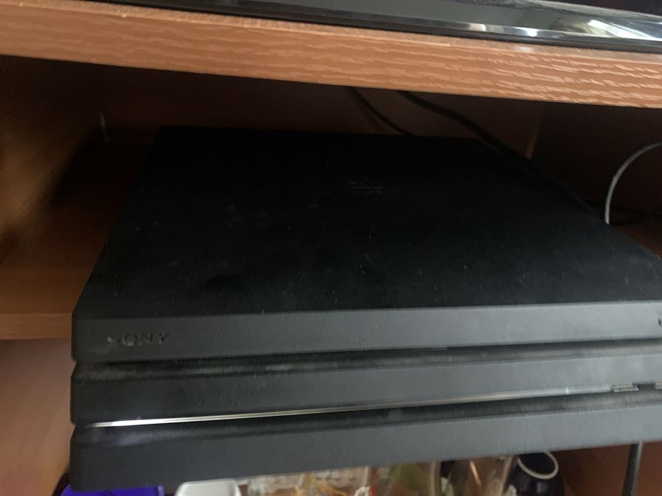 Vand PS 4 pro cu 2 manete