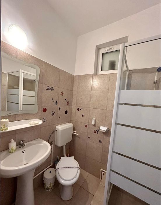 Camere la curte de inchiriat