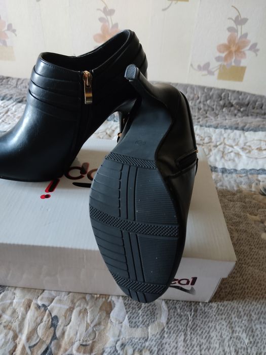 Продам новые женские ботинки