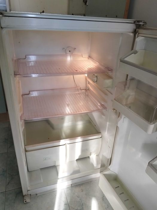 Малък хладилник за вграждане Ariston 160 литра