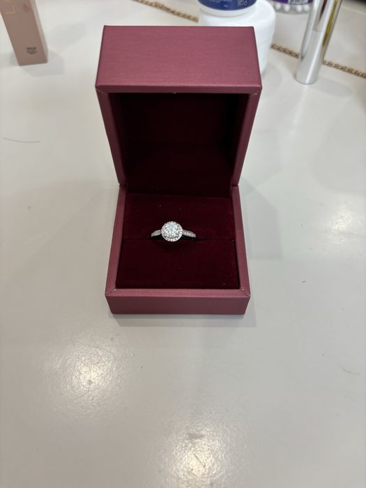 Продам кольцо. Серебро с выращенным брилиантом