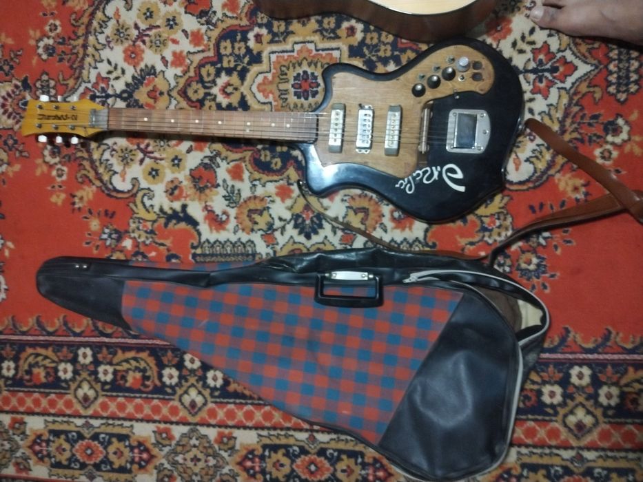 Продам электронную гитару