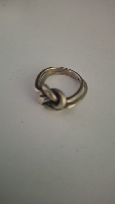 Caut inel argint modelul din poza