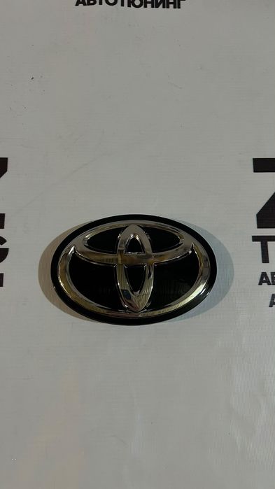 Эмблема на Toyota Highlander