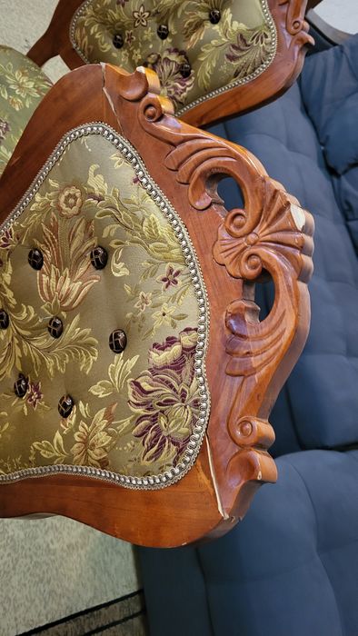 Продам стол для гостиной