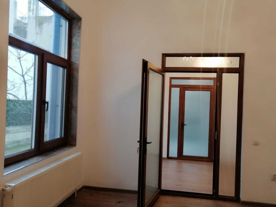 Casă de închiriat ,3 camere , nemobilată , ultracentral
