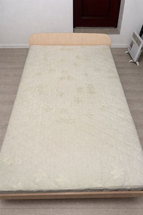 Продам кровать с матрасом для спальни