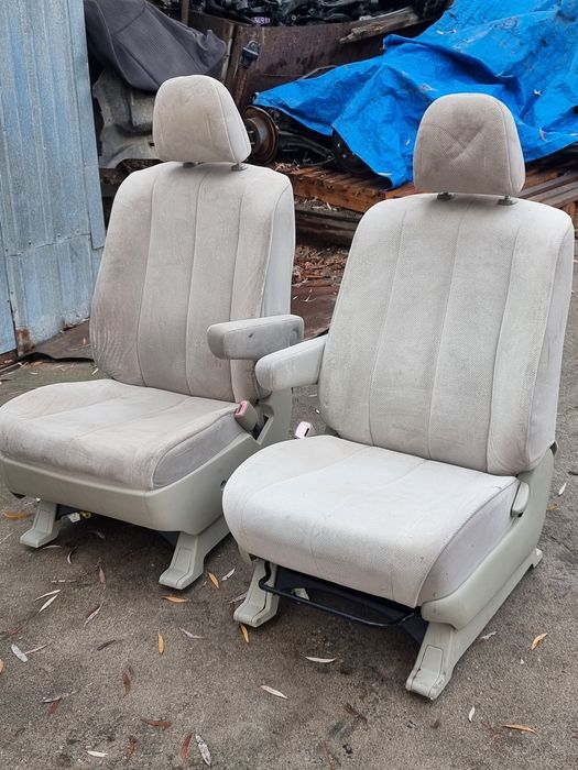 Кресла передние на Toyota Estima
