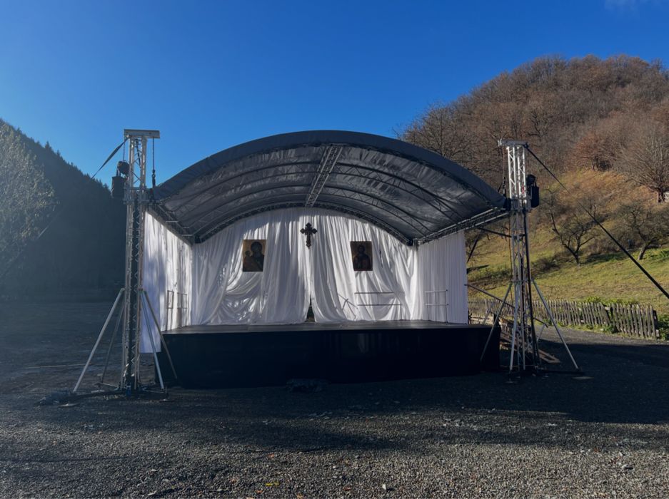 Scena pentru sfintire biserica