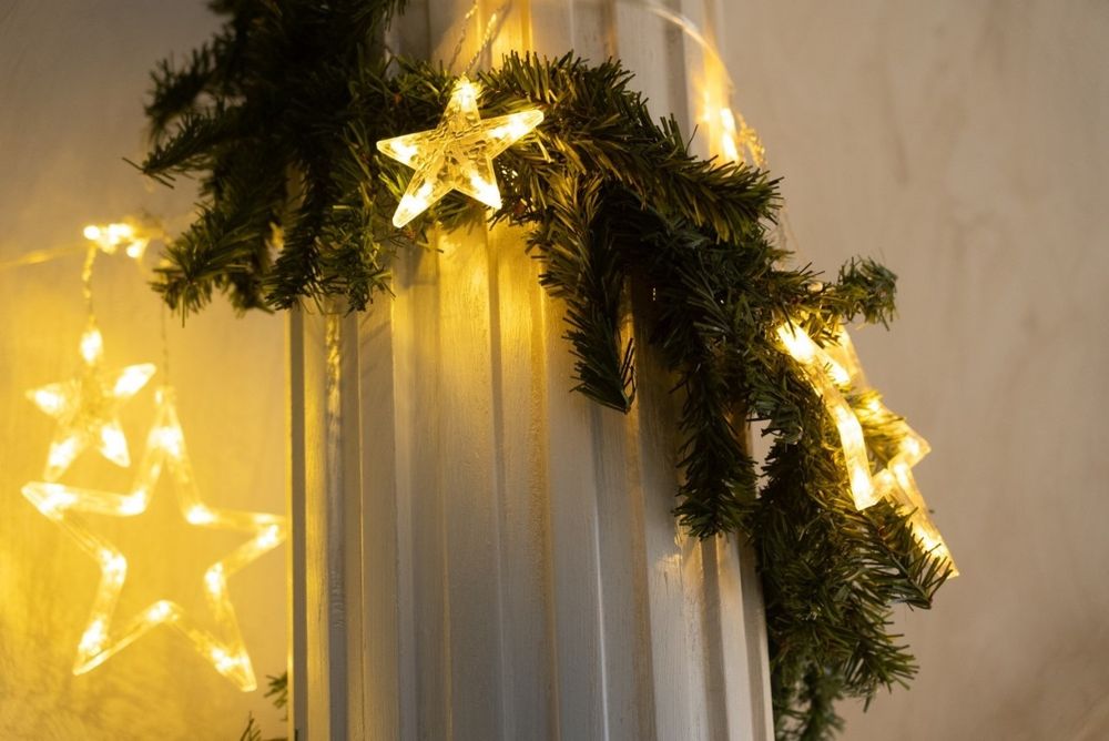 Ёлочные игрушки и гирлянды