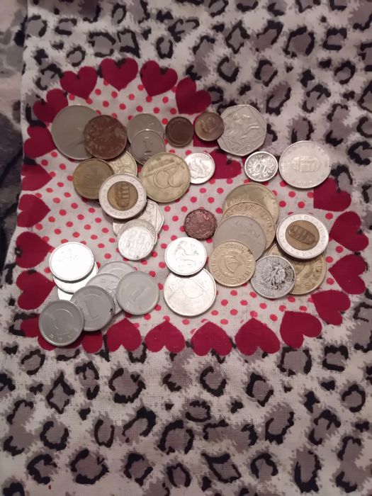 Vând 60 monede din 10 tari:România,Anglia,Franța,Spania,Italia