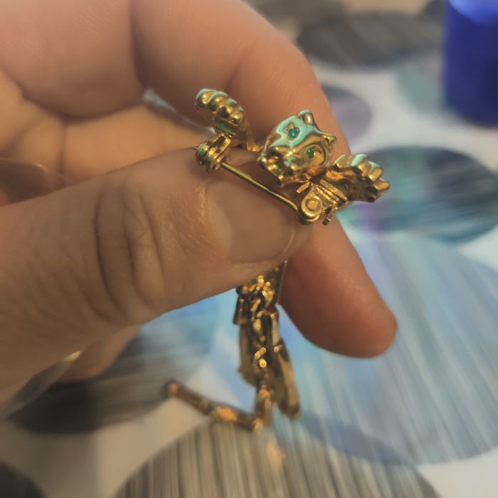 Позлатена брошка на Ягуар  със изумрудено зелени очи