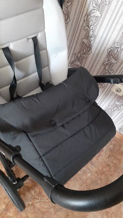 Продам коляску и стульчик для кормления