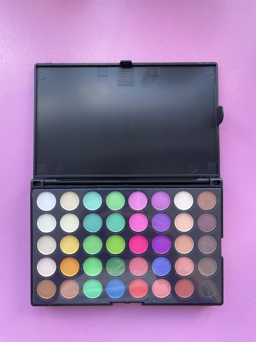 Сенки за очи чисто нов