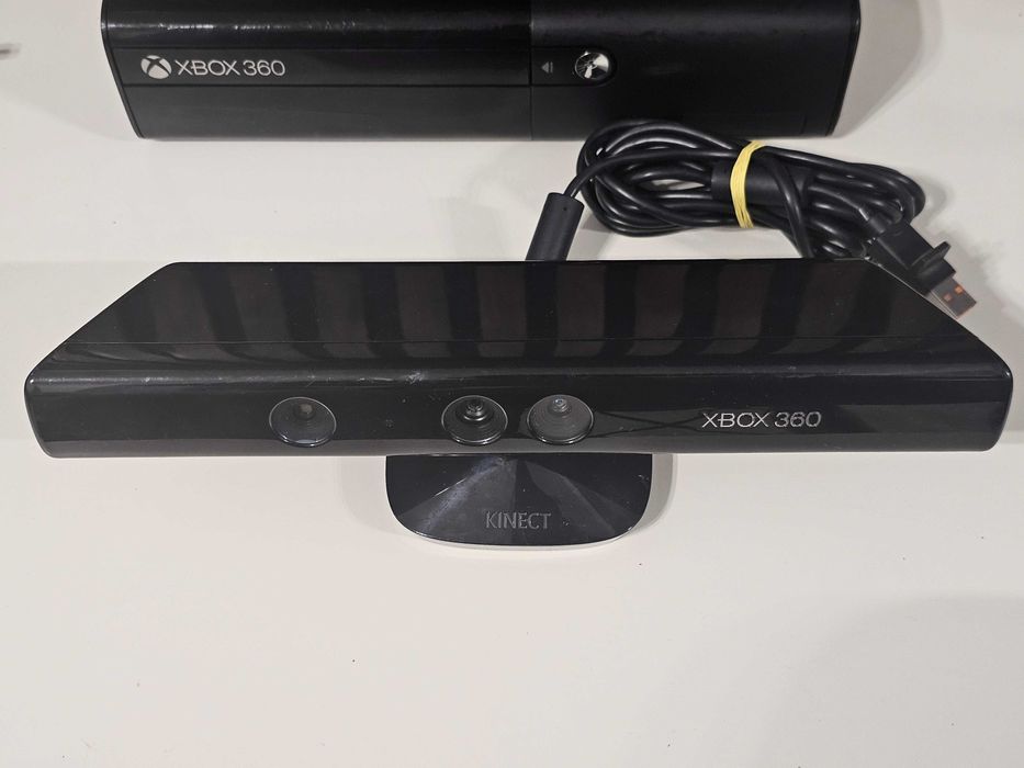 Xbox 360 E 500GB Kinekt + 3 jocuri