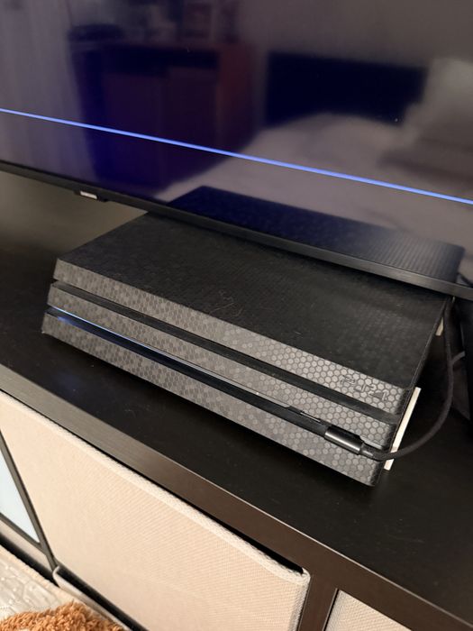 PS4 Pro 1TB, 2 contollere, 4 jocuri