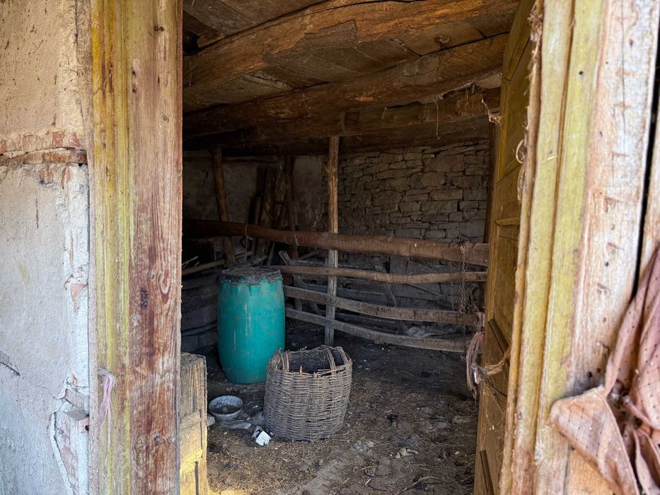 Къща с двор и селскостопански постройки