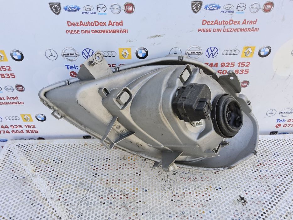Far Opel Vivaro 2001-2013 faruri stanga dreapta Renault Trafic 2001-2013