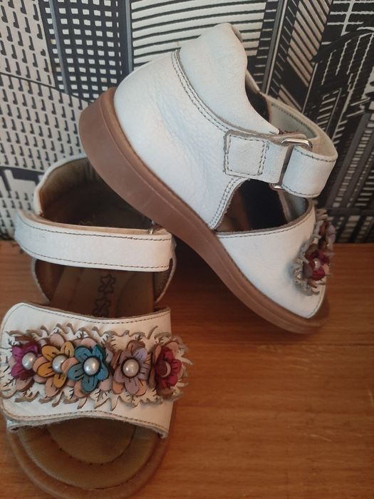 Продам сандалики для девочки