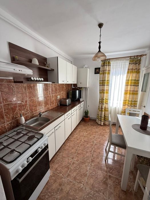 Închiriez apartament cu 2 camere