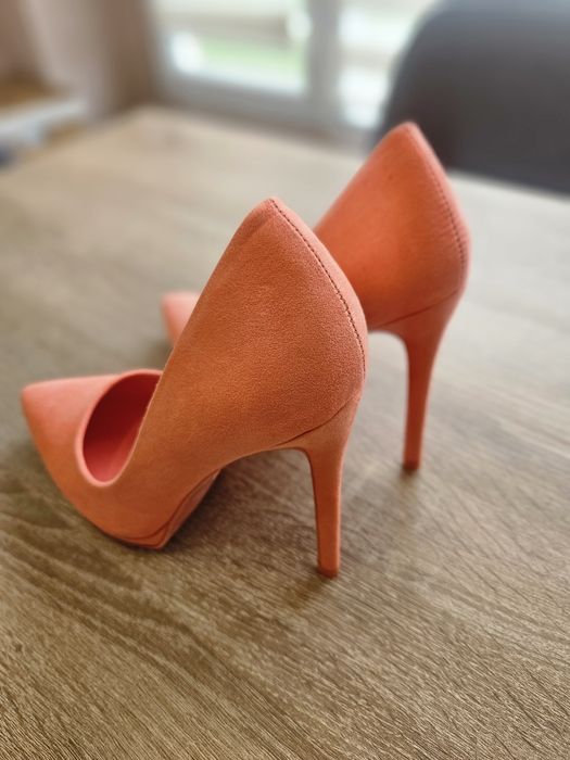 Обувки с ток цвят корал