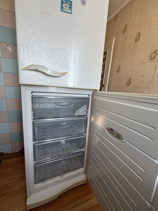 Холодильник в хорошем рабочем состоянии,