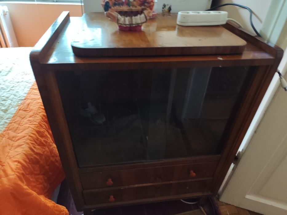 Vând mobila veche din lemn masiv