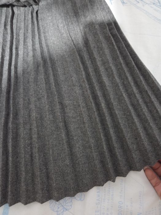 Пола плисирана сива