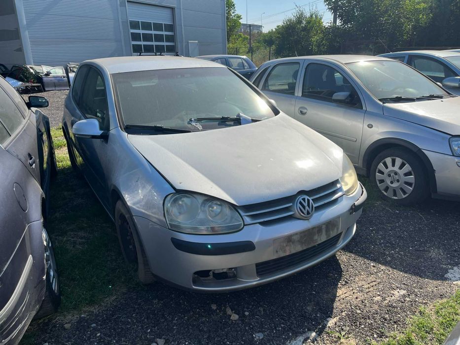 Dezmembrez VW Volkswagen Golf 5 coupe 2 usi gri argintiu 1,4 benzina