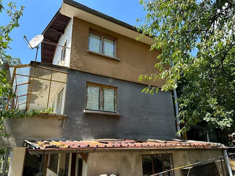 къща, тухла 1984г. , на 2 етажа, село Долна Диканя, двор 870м