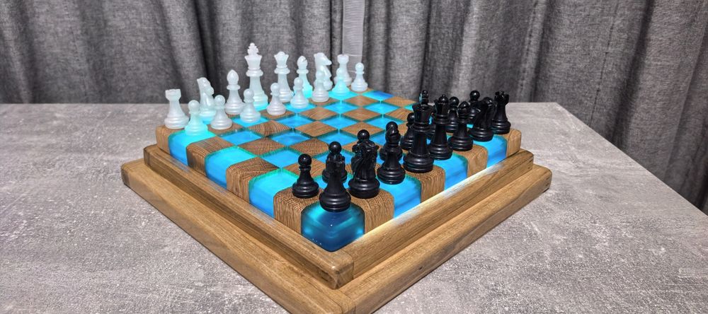 ШАХ - дърво (масив) и епоксидна смола, с LED осветление