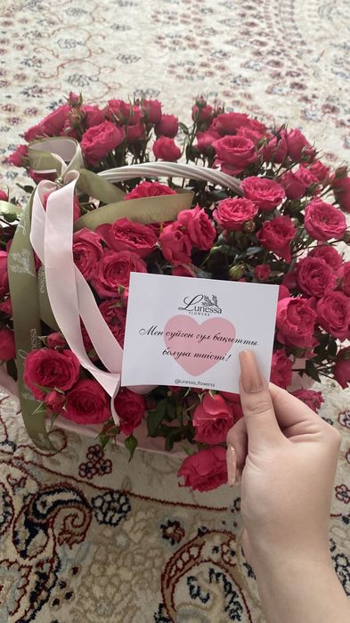 куставые розы в корзинке