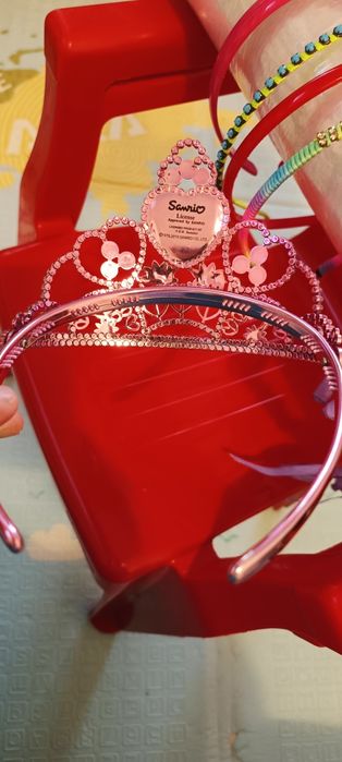 Diademe modele frumoase din plastic sau metal , pentru fetițe