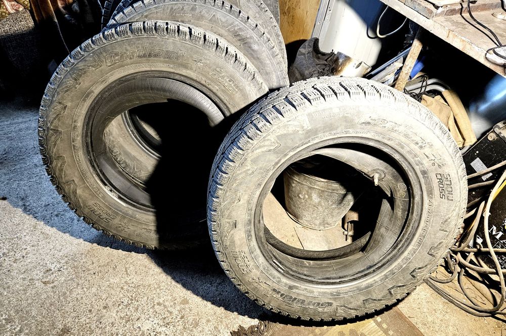 Шины б/у две штуки