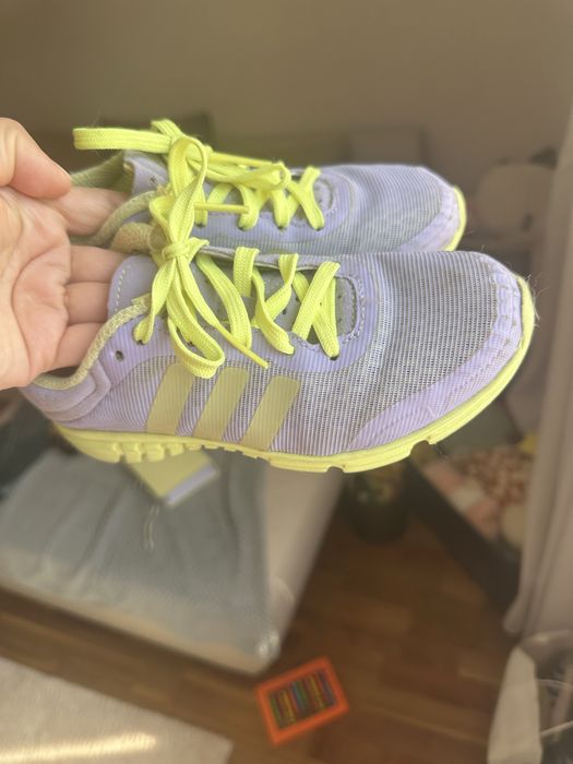 Продам детские кроссовки