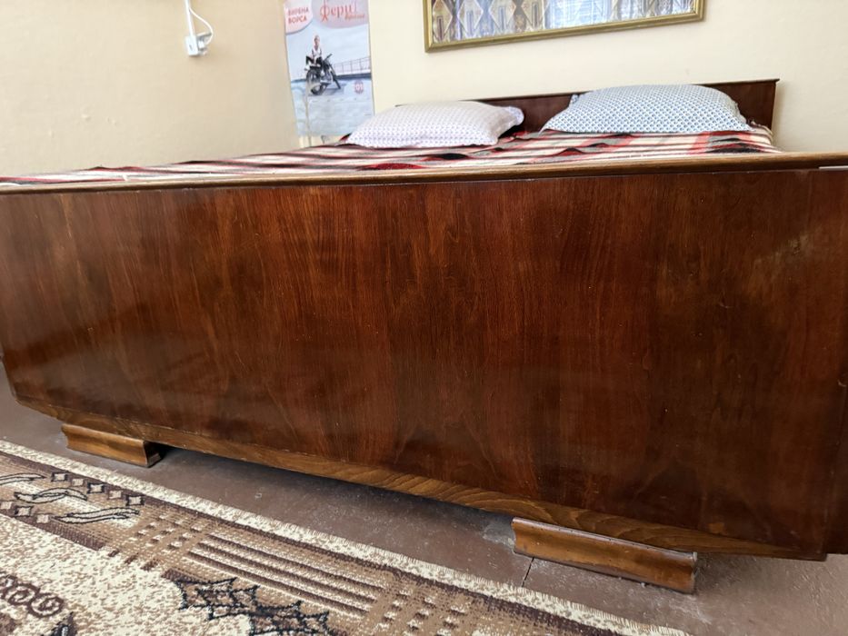 Старинен орехов гардероб и спалня