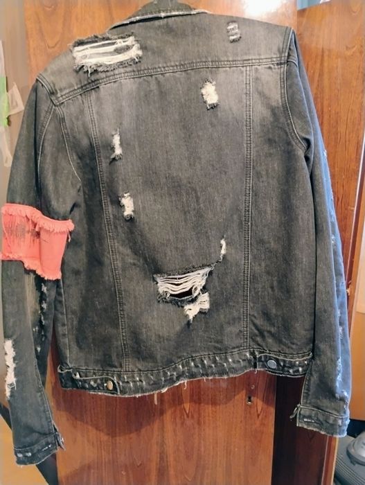 Дънково яке с дънкови гащи.