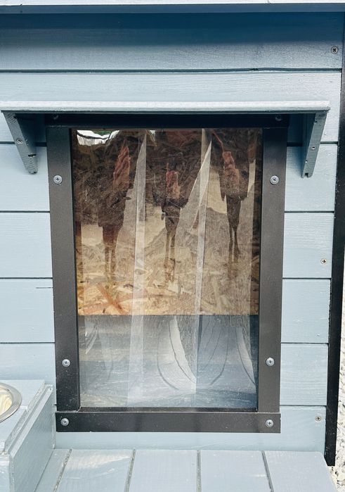 Cusca pentru câini izolată, acoperiș plat, premium (M–XXL)