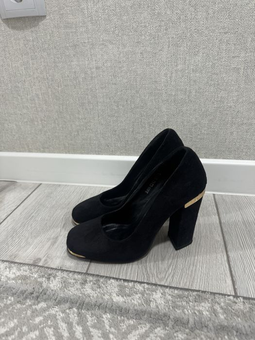 Продаю туфли 36р замшевые