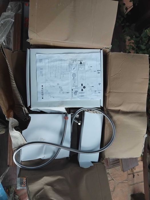 Baterie Kludi Bozz cu montaj pe cada, din patru elemente.