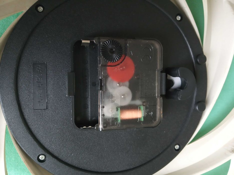 Кръгъл стенен часовник