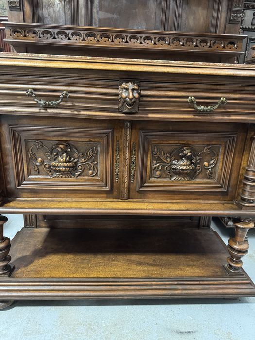 Credenț/bufet neorenascentist din lemn masiv – sculpturi bogate